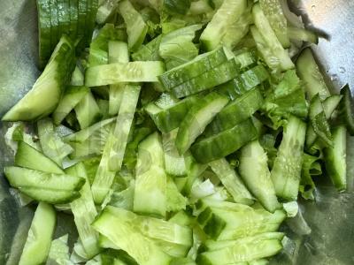 Sultingas salotas su konservuotais žirneliais Žingsnis 2