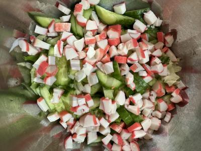 Sultingas salotas su konservuotais žirneliais Žingsnis 3