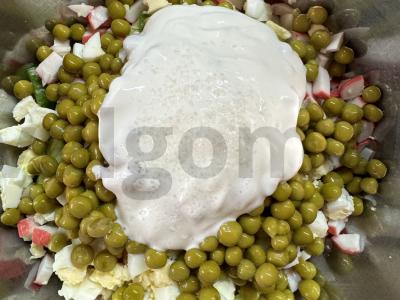 Sultingas salotas su konservuotais žirneliais Žingsnis 6