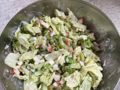 Sultingas salotas su konservuotais žirneliais pagrindine nuotrauka