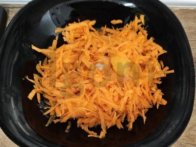 Morkų blynai su džiovintais krapais Žingsnis 1