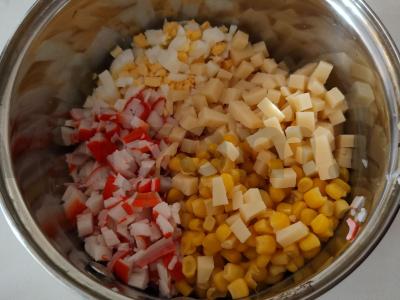 Salotos su krabų lazdelėmis ir ikrais Žingsnis 4