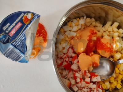 Salotos su krabų lazdelėmis ir ikrais Žingsnis 5