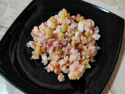 Salotos su krabų lazdelėmis ir ikrais pagrindine nuotrauka