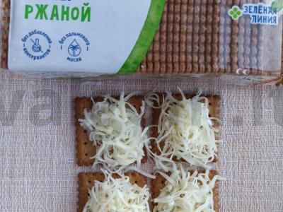 Mini užkandis „Mimoza“ ant ruginių krekerių Žingsnis 2