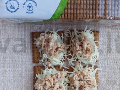 Mini užkandis „Mimoza“ ant ruginių krekerių Žingsnis 3