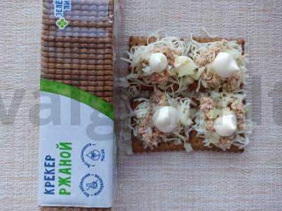 Mini užkandis „Mimoza“ ant ruginių krekerių Žingsnis 4