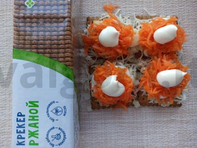 Mini užkandis „Mimoza“ ant ruginių krekerių Žingsnis 5