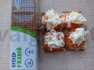 Mini užkandis „Mimoza“ ant ruginių krekerių Žingsnis 6