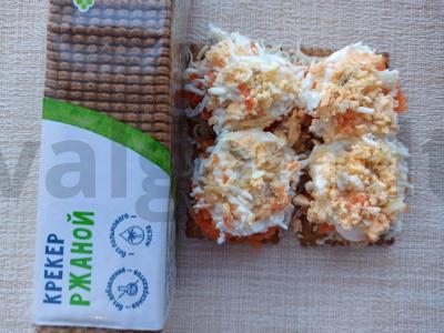 Mini užkandis „Mimoza“ ant ruginių krekerių Žingsnis 7