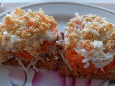 Mini užkandis „Mimoza“ ant ruginių krekerių pagrindine nuotrauka