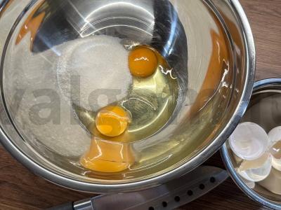 Šokoladiniai sausainiai su įtrūkimais desertui Žingsnis 1