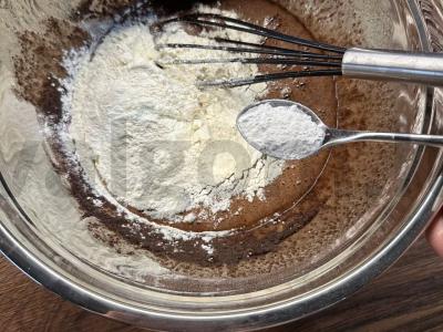 Šokoladiniai sausainiai su įtrūkimais desertui Žingsnis 4