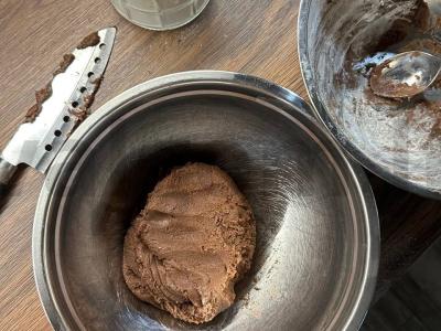 Šokoladiniai sausainiai su įtrūkimais desertui Žingsnis 5