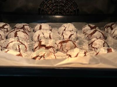 Šokoladiniai sausainiai su įtrūkimais desertui Žingsnis 7