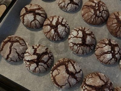 Šokoladiniai sausainiai su įtrūkimais desertui pagrindine nuotrauka