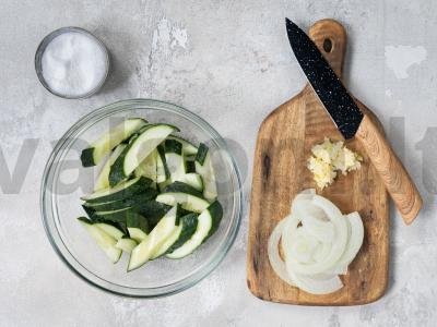 Kinietiška agurkų salotos Žingsnis 1