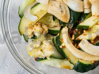 Kinietiška agurkų salotos Žingsnis 2