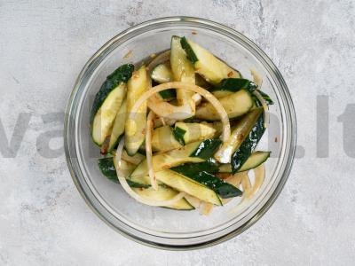 Kinietiška agurkų salotos Žingsnis 3