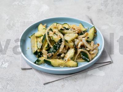 Kinietiška agurkų salotos pagrindine nuotrauka