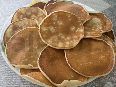 Apvalūs blynai su kefyru pagrindine nuotrauka