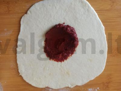 Pica su varške ir pomidoru ant keptuvės Žingsnis 2