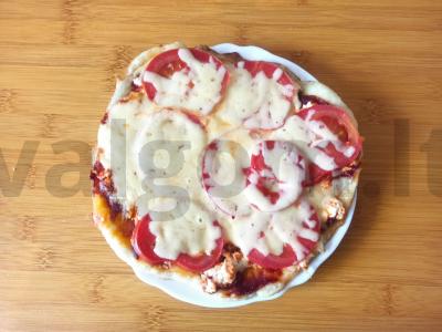 Pica su varške ir pomidoru ant keptuvės pagrindine nuotrauka