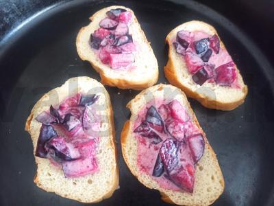 Tostai su slyvomis ir saldžiuoju pienu orkaitėje Žingsnis 3