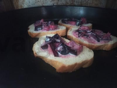 Tostai su slyvomis ir saldžiuoju pienu orkaitėje Žingsnis 4