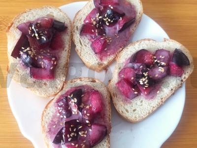 Tostai su slyvomis ir saldžiuoju pienu orkaitėje pagrindine nuotrauka