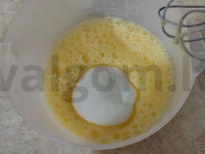 Vaniliniai keksiukai su mango ir kremu Žingsnis 1