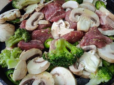 Jautiena, kepta su grybais, brokoliais ir jalapeño pipirais Žingsnis 6