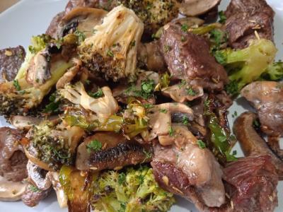 Jautiena, kepta su grybais, brokoliais ir jalapeño pipirais pagrindine nuotrauka