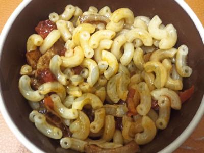 Makaronai su keptais pomidorais ir šonine pagrindine nuotrauka