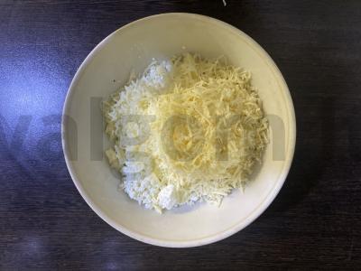 Sūdyti varškėčiai su sūriu ir žolelėmis Žingsnis 2