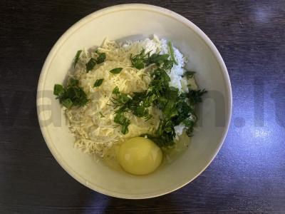 Sūdyti varškėčiai su sūriu ir žolelėmis Žingsnis 4