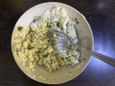 Sūdyti varškėčiai su sūriu ir žolelėmis Žingsnis 5