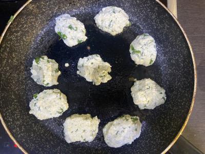 Sūdyti varškėčiai su sūriu ir žolelėmis Žingsnis 6