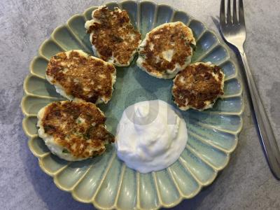 Sūdyti varškėčiai su sūriu ir žolelėmis pagrindine nuotrauka