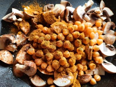 Salotos su keptu avinžirniu ir pievagrybiais Žingsnis 1