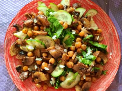 Salotos su keptu avinžirniu ir pievagrybiais Žingsnis 3