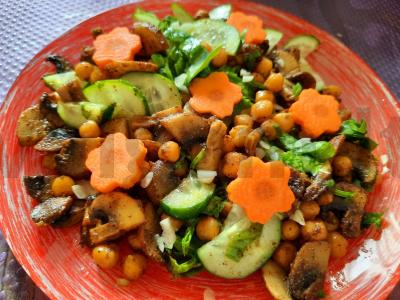 Salotos su keptu avinžirniu ir pievagrybiais pagrindine nuotrauka