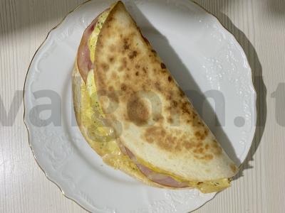 Tortilija su karbonaidu ir sūriu pusryčiams pagrindine nuotrauka