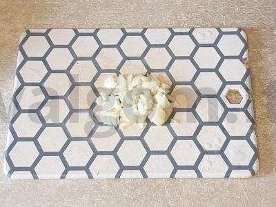 Omletas su dešrelėmis, svogūnais ir petražolėmis Žingsnis 1