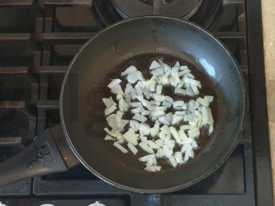 Omletas su dešrelėmis, svogūnais ir petražolėmis Žingsnis 2