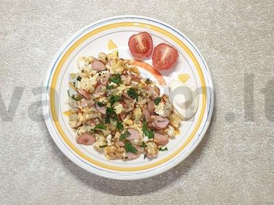 Omletas su dešrelėmis, svogūnais ir petražolėmis pagrindine nuotrauka