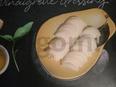 Salotas su vištiena, ananasais ir marinuotais svogūnais Žingsnis 1