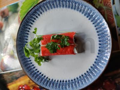 Krabų ritinys su varškės sūriu ir rūkytomis dešrelėmis pagrindine nuotrauka