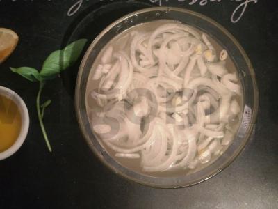 Salotas su vištiena, ananasais ir marinuotais svogūnais Žingsnis 2