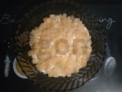 Salotas su vištiena, ananasais ir marinuotais svogūnais Žingsnis 4